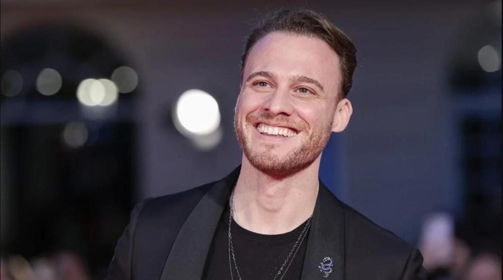 Kerem Bürsin’den Şaşırtıcı Değişim Yeni İmajıyla Görenleri Hayrete Düşürdü