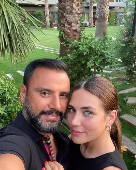 Alişandan eşine romantik kutlama