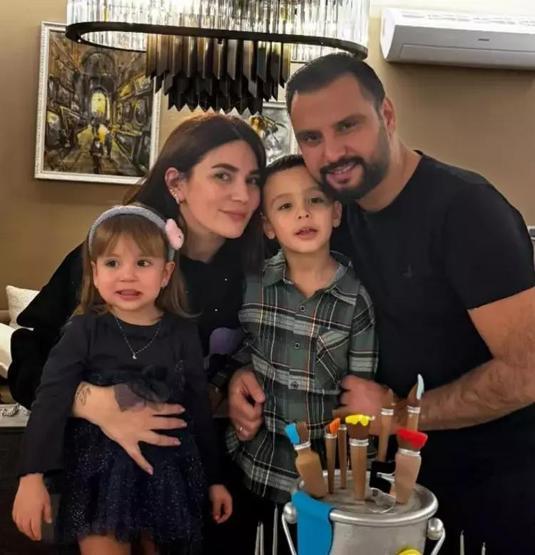 Alişandan eşine romantik kutlama