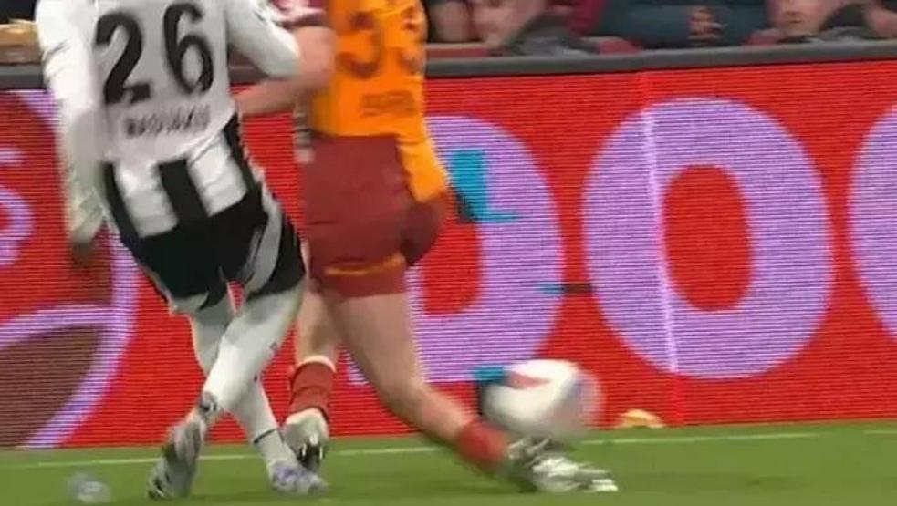 Beşiktaş - Galatasaray derbisinin hakem yorumları | Kırmızı kart kararı doğru mu Davinson Sanchezin pozisyonu penaltı mı
