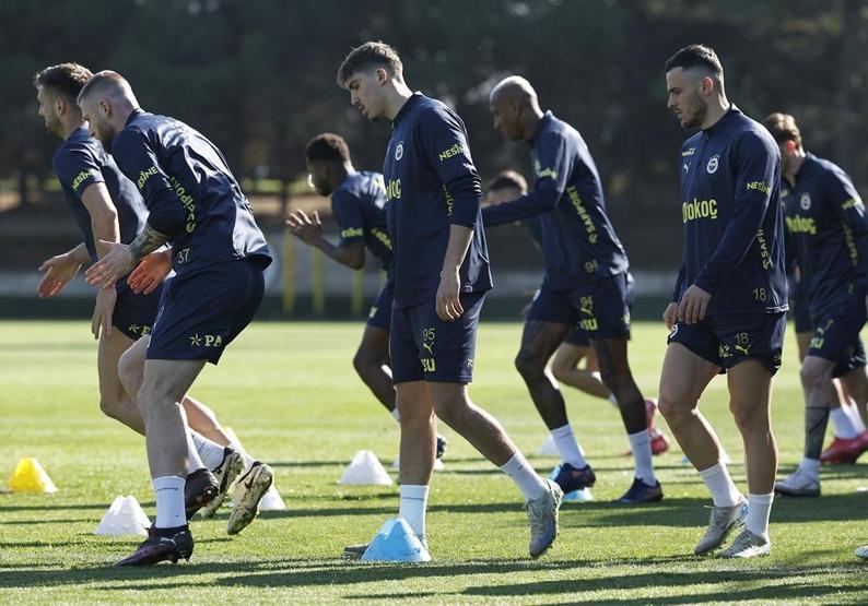Jose Mourinho 2 yıldıza neşteri vurdu Trabzonspor maçı kadrosunu belirledi...