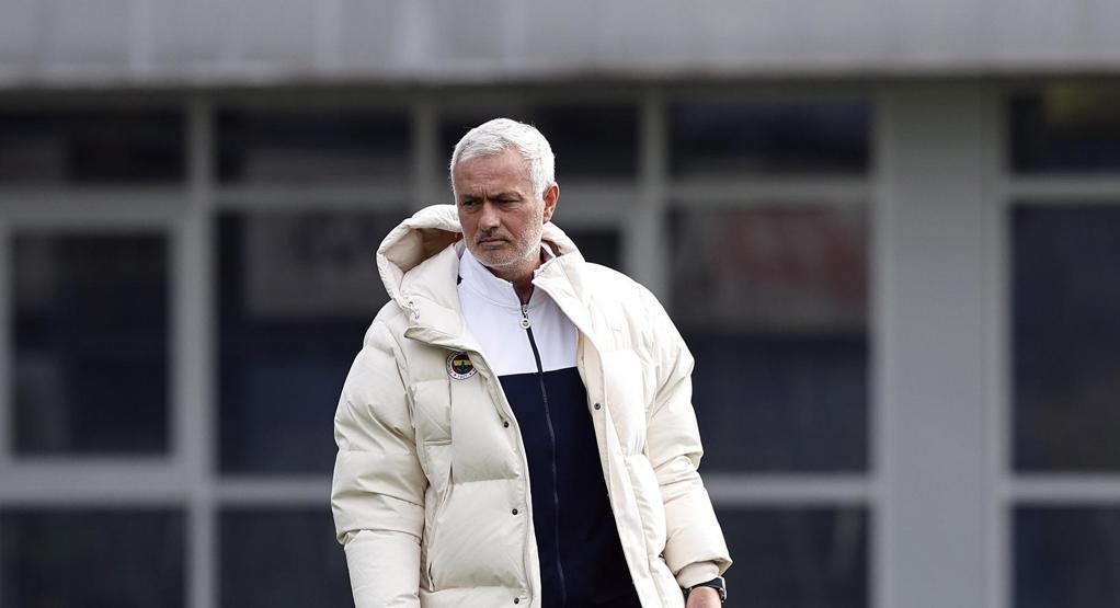 Jose Mourinho 2 yıldıza neşteri vurdu Trabzonspor maçı kadrosunu belirledi...