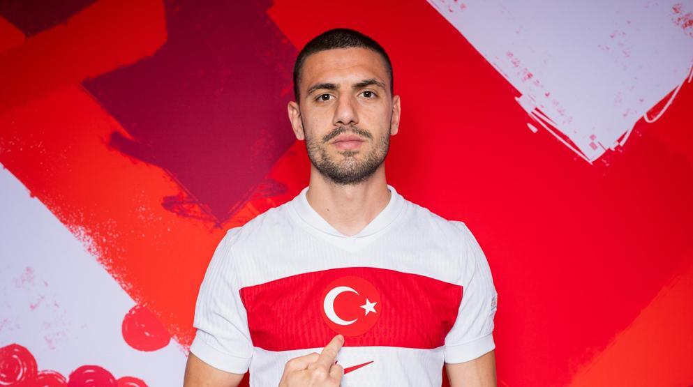 Merih Demiraldan bir ilk Milli futbolcu tarihe geçti...
