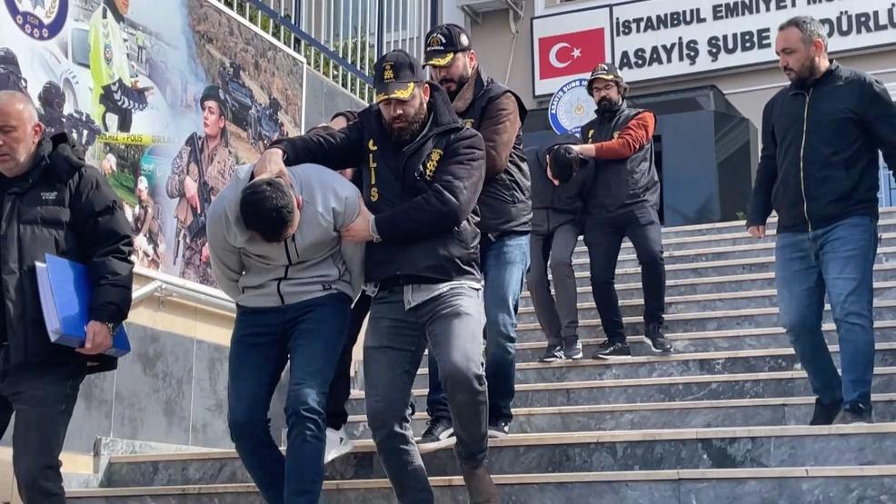 Beykozda haraç için iş insanının evini kurşunladı; çatıda yakalandı