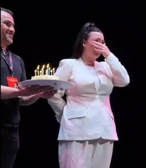 Yasemin Sakallıoğlu sahnede duygusal anlar yaşadı