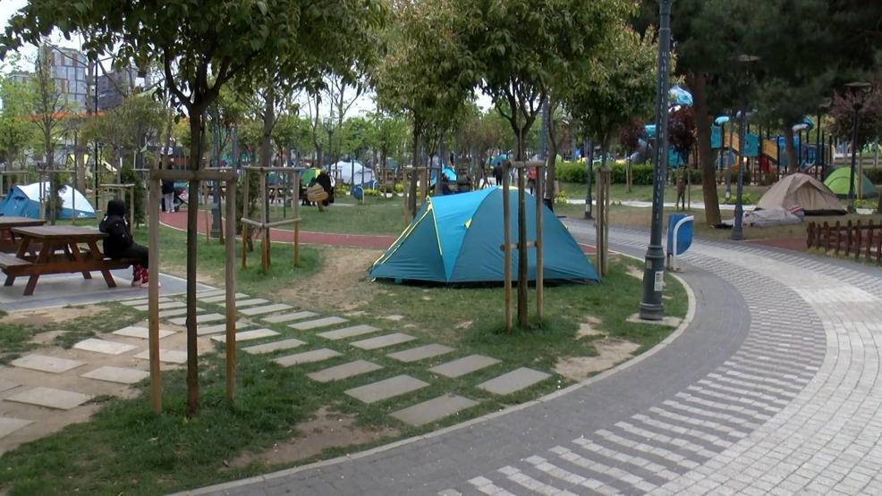 İstanbulda bazı vatandaşlar parklarda sabahladı