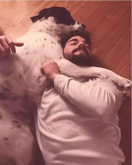Akın Akınözü köpeğinin doğum gününü kutladı