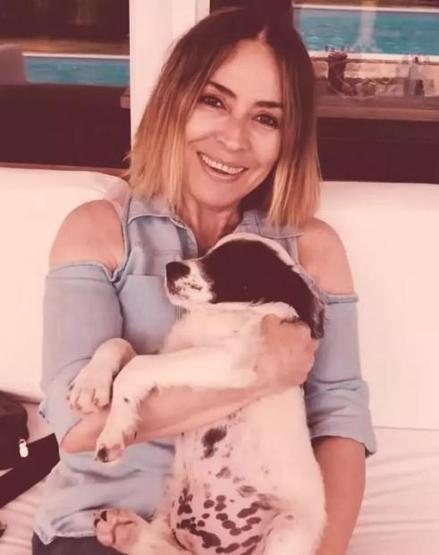 Akın Akınözü köpeğinin doğum gününü kutladı