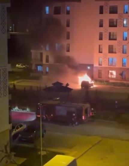 Park halindeki araçtaki yangının nedeni havai fişek çıktı