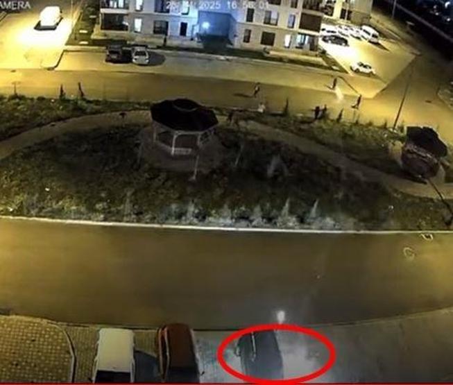 Park halindeki araçtaki yangının nedeni havai fişek çıktı