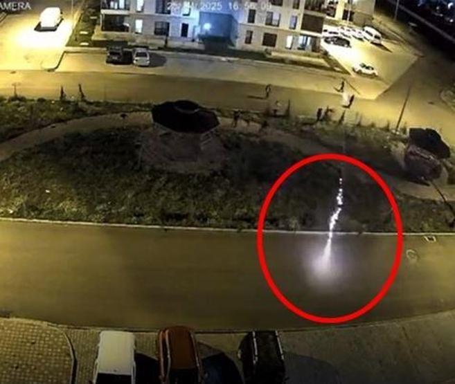 Park halindeki araçtaki yangının nedeni havai fişek çıktı