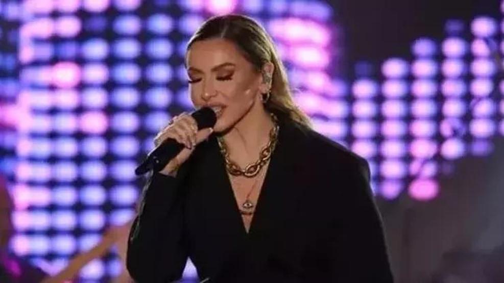Hadise, Harbiyede Muhteşem Bir Konserle Gündem Oldu Kuliste Sürpriz Ziyaretçi