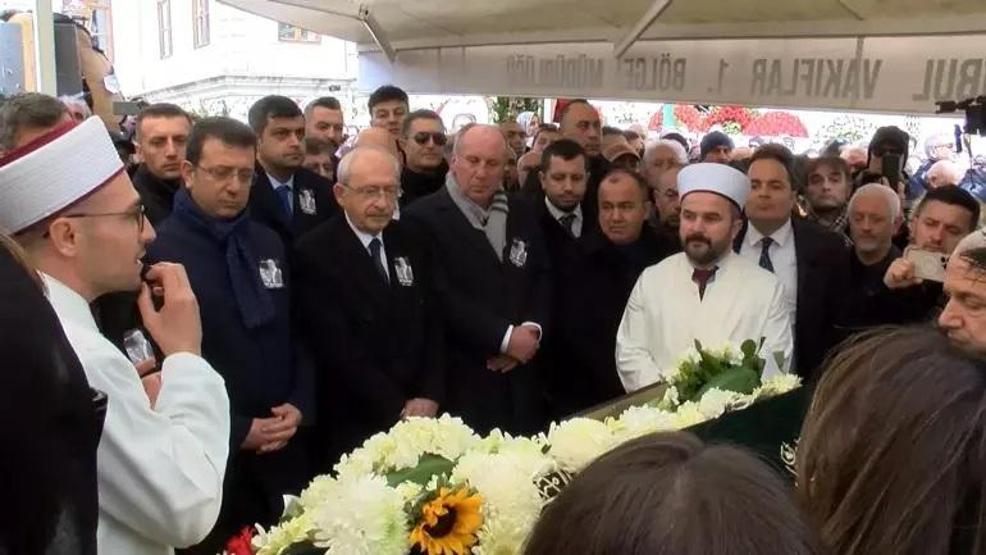 Edip Akbayramın kızından duygulandıran bayram paylaşımı: Bir avuç toprak yerine sana sarılsaydık keşke