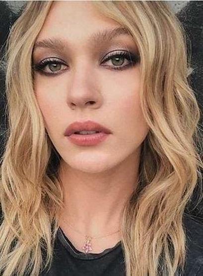 Ünlülerin güzellik sırrı ifşa oldu Aralarında kimler yok ki: Serenay Sarıkaya, Hande Erçel, Mine Tugay... Meğer parlak cildini ona borçluymuş