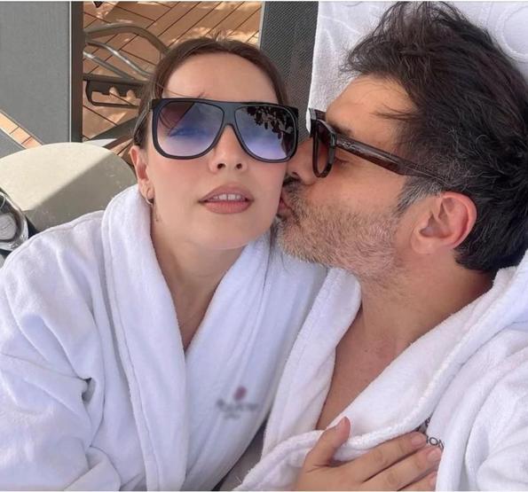 Cansel Elçin ve Zeynep Tuğçe Bayat’tan Madrid’de Aşk Dolu Anlar Bornozlu Pozlarla Gündeme Geldiler
