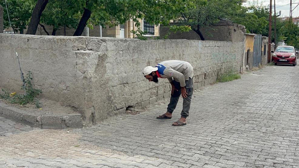 Denetimden kaçarken yakalandı, namaza durdu