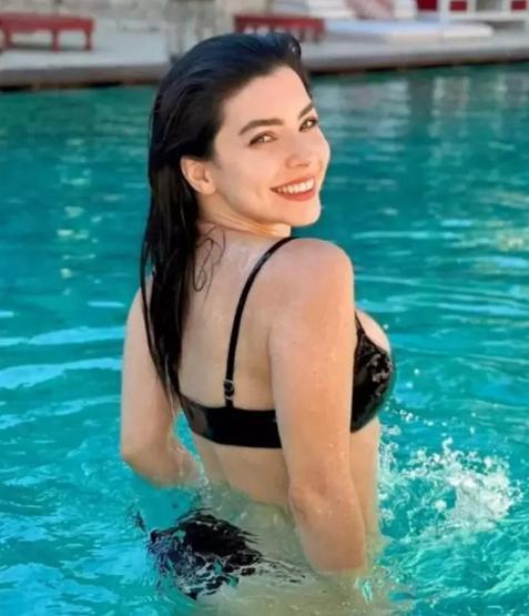 Merve Boluğur Havuz Pozuyla Olay Oldu