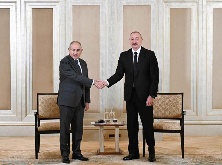 Kritik zirveden ilk görüntüler: Aliyev ve Paşinyan, Abu Dabide bir araya geldi