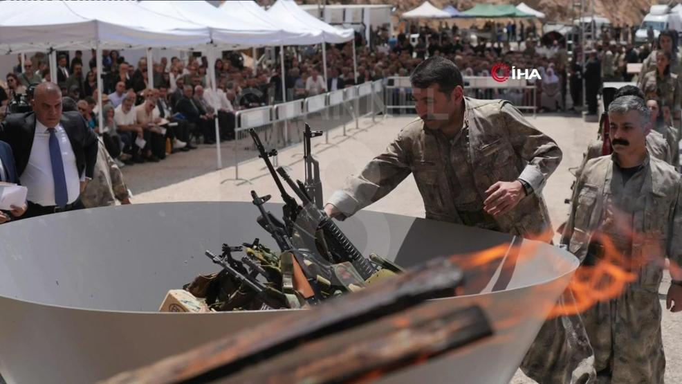 İşte kare kare o an: PKK silahları böyle yaktı