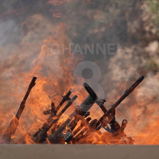 İşte kare kare o an: PKK silahları böyle yaktı