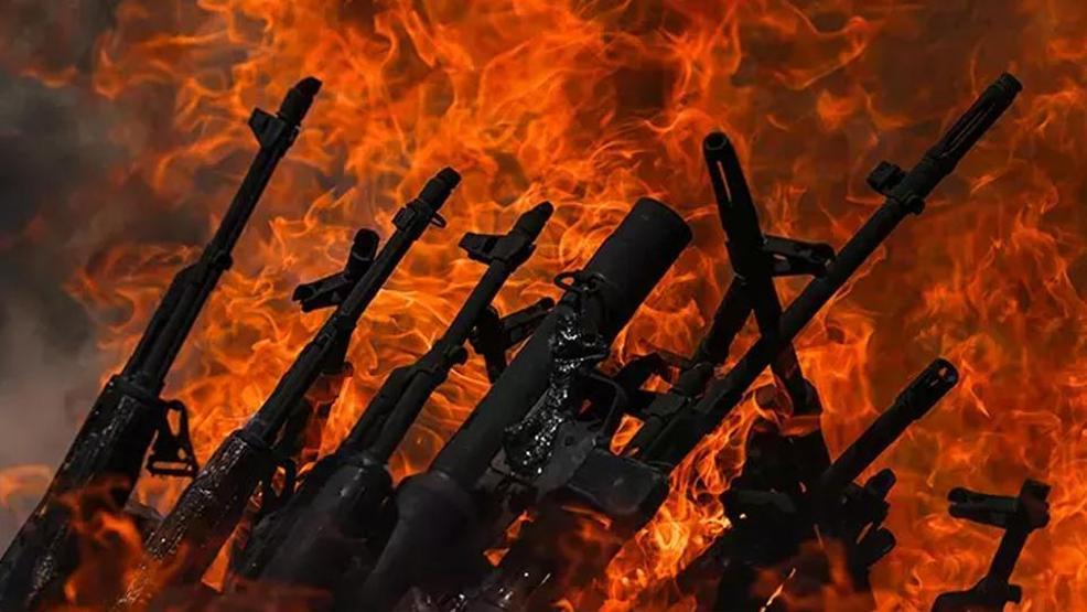 İşte kare kare o an: PKK silahları böyle yaktı