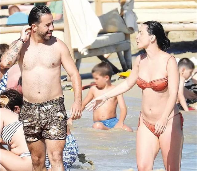 Merve Boluğurun Keyfi Yerinde Çeşmede Tatilin Tadını Çıkartıyor