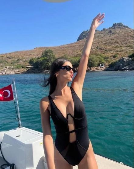 Aleyna Solakerden Cesur Tatil Paylaşımı Mayolu Pozları Sanal Medyayı Salladı
