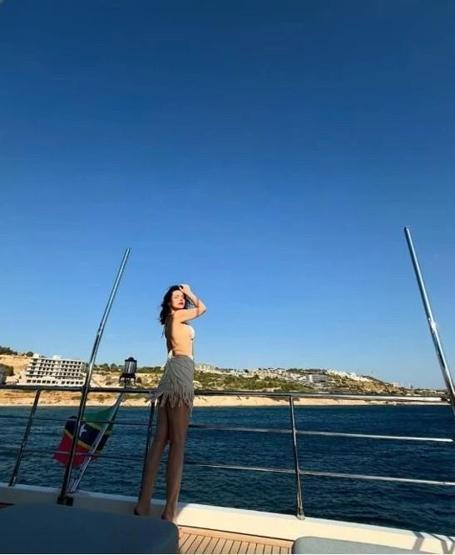 Merve Boluğurdan İddialı Tekne Pozu Bikinili Paylaşımı ve Fit Vücudu Büyük İlgi Gördü
