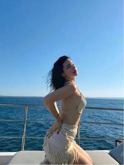 Merve Boluğurdan İddialı Tekne Pozu Bikinili Paylaşımı ve Fit Vücudu Büyük İlgi Gördü