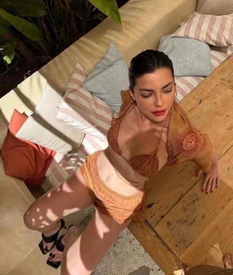 Merve Boluğurdan İddialı Tekne Pozu Bikinili Paylaşımı ve Fit Vücudu Büyük İlgi Gördü