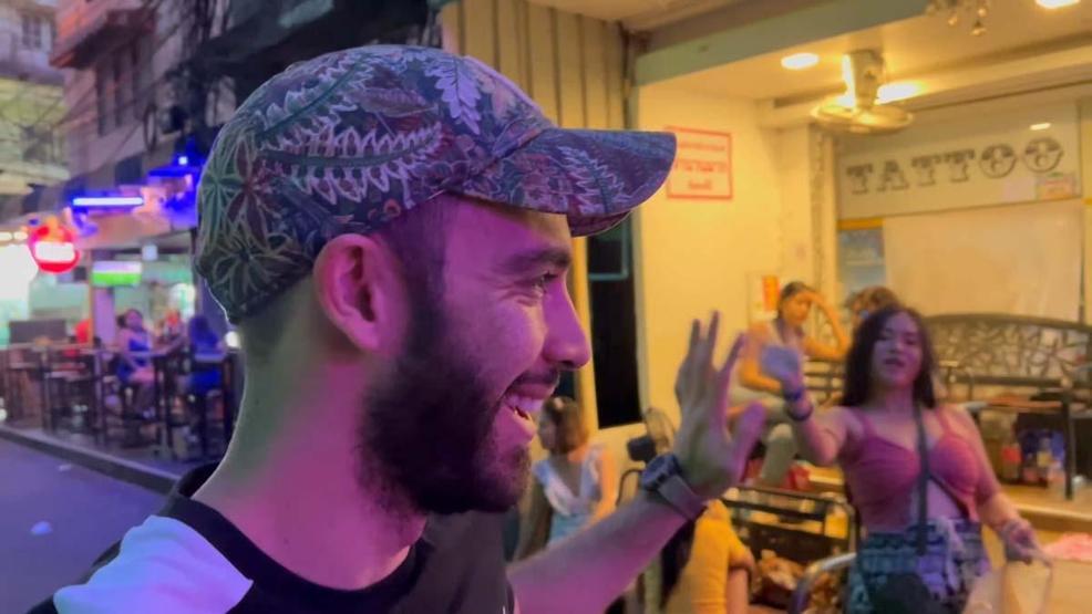 Kuralsız Sokaklarda İlginç Görüntüler: Kızlar Önünü Kesti, Kolundan Çekiştirdi