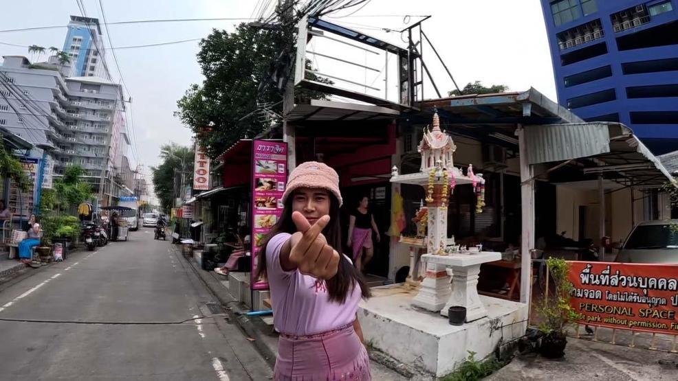 Kuralsız Sokaklarda İlginç Görüntüler: Kızlar Önünü Kesti, Kolundan Çekiştirdi
