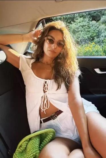 Sahra Şaş, Yunanistan Tatilinde Paylaştığı Pozlarla Sanal Medyayı Bomba Gibi Salladı