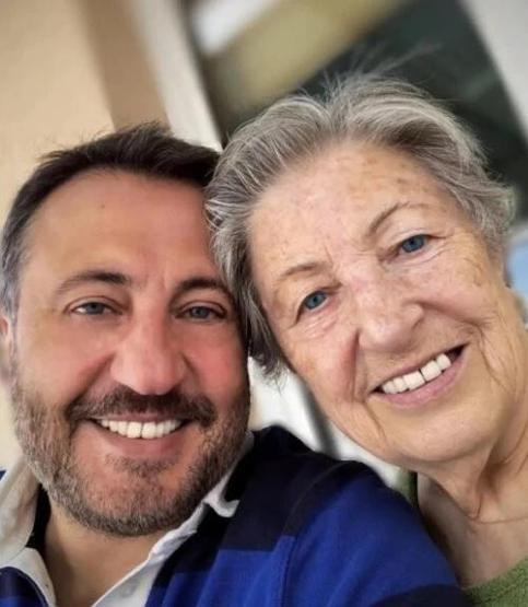 ÜNLÜ SANATÇININ ACI GÜNÜ Ercan Saatçiden annesi Nezahat Saatçiye son veda