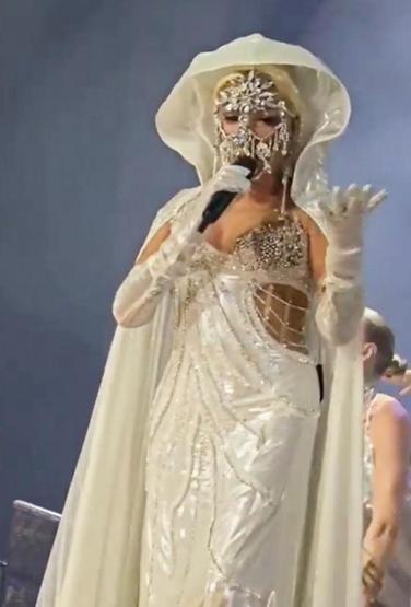 Süperstar Ajda Pekkan geceye damga vurdu Konser sırasında saçı bozulunca bakın ne yaptı