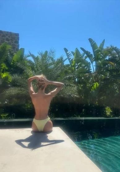 Şevval Şahinden Çarpıcı Tatil Paylaşımı Havuzda Üstsüz Pozu Sanal Medyayı Salladı