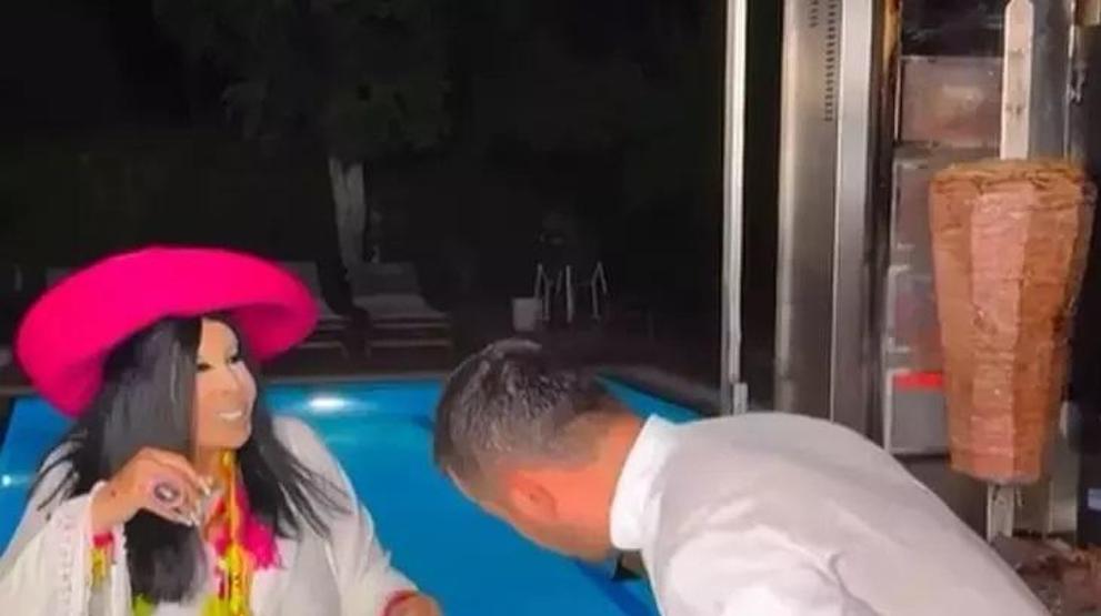 Diva Bülent Ersoy’dan şaşırtan hareket 16 bin TLlik borcunu alamayınca tepki göstermişti Ankara’dan özel olarak dönerci getirtti
