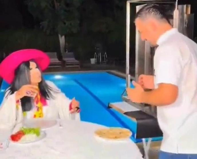 Diva Bülent Ersoy’dan şaşırtan hareket 16 bin TLlik borcunu alamayınca tepki göstermişti Ankara’dan özel olarak dönerci getirtti