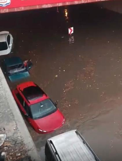 Denizlide şiddetli sağanak Onlarca araç ve vatandaş göle dönen alt geçitte mahsur kaldı