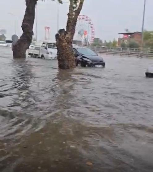 Denizlide şiddetli sağanak Onlarca araç ve vatandaş göle dönen alt geçitte mahsur kaldı