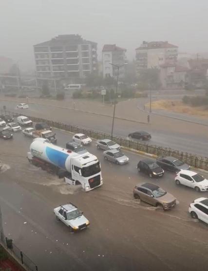 Denizlide şiddetli sağanak Onlarca araç ve vatandaş göle dönen alt geçitte mahsur kaldı