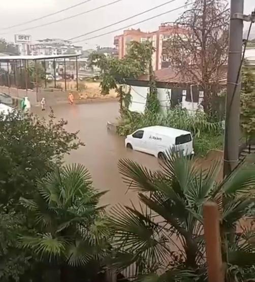 Denizlide şiddetli sağanak Onlarca araç ve vatandaş göle dönen alt geçitte mahsur kaldı