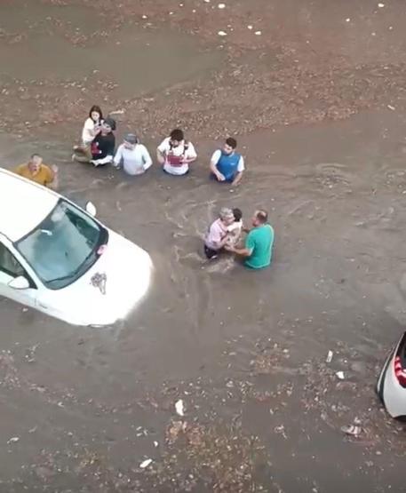 Denizlide şiddetli sağanak Onlarca araç ve vatandaş göle dönen alt geçitte mahsur kaldı