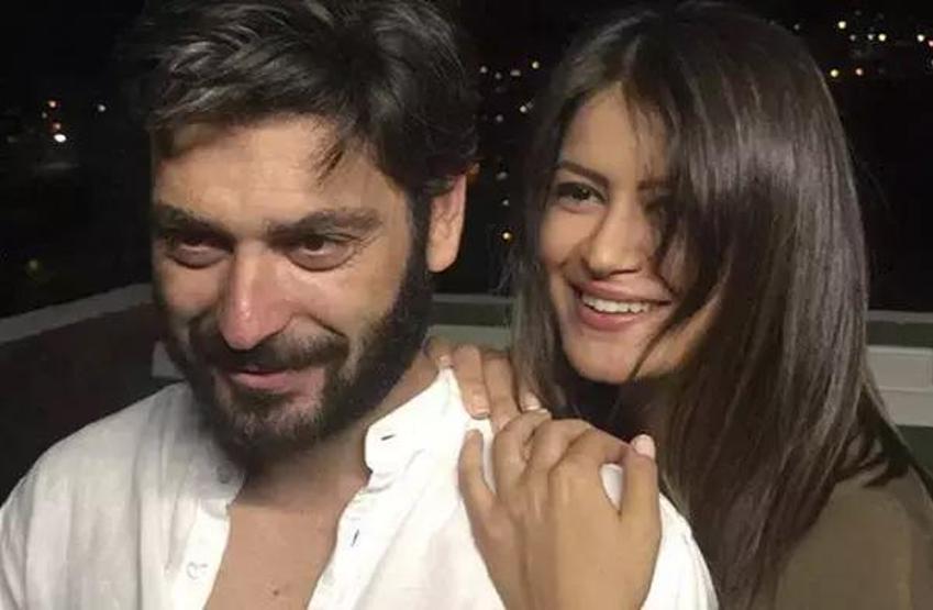 Ozan Akbabadan Eşine Romantik Kutlama İyi ki Seviyorum