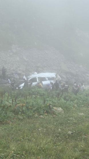 Trabzonda turistleri taşıyan minibüs, uçuruma yuvarlandı: 2 ölü, 4 yaralı