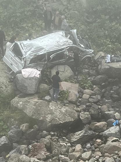 Trabzonda turistleri taşıyan minibüs, uçuruma yuvarlandı: 2 ölü, 4 yaralı