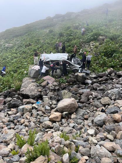 Trabzonda turistleri taşıyan minibüs, uçuruma yuvarlandı: 2 ölü, 4 yaralı