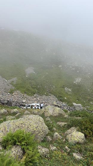 Trabzonda turistleri taşıyan minibüs, uçuruma yuvarlandı: 2 ölü, 4 yaralı