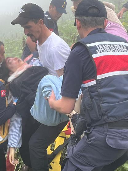 Trabzonda turistleri taşıyan minibüs, uçuruma yuvarlandı: 2 ölü, 4 yaralı