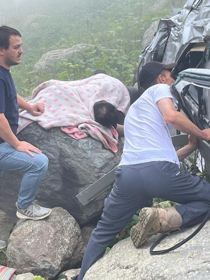 Trabzonda turistleri taşıyan minibüs, uçuruma yuvarlandı: 2 ölü, 4 yaralı